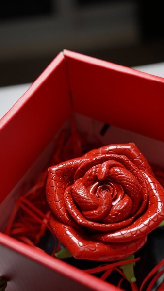 Додаткове зображення 3: Модерн Символічний Скульптура "Любов у шепоті змій", скульптор Zhao Yongchang Суміш 