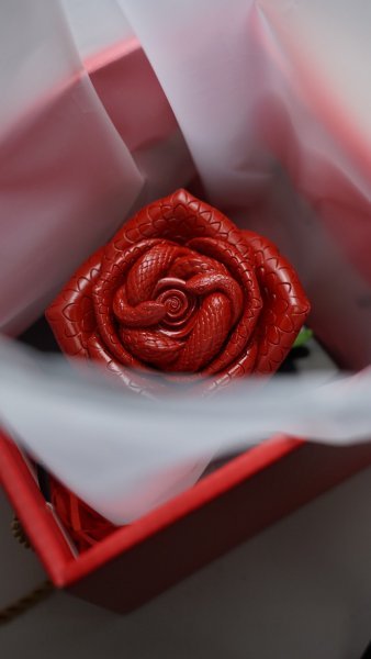 Додаткове зображення 4: Модерн Символічний Скульптура "Любов у шепоті змій", скульптор Zhao Yongchang Суміш 