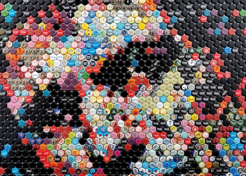 Imagen adicional 2: Abstracción Retrato Escultura "Keith Richards Nuevo: Un retrato hecho con una tapa de botella", escultor Henning Leuschner Mezcla 