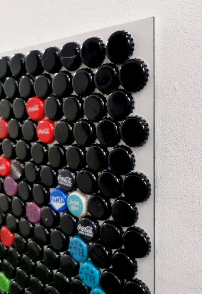 Imagen adicional 4: Abstracción Retrato Escultura "Keith Richards Nuevo: Un retrato hecho con una tapa de botella", escultor Henning Leuschner Mezcla 