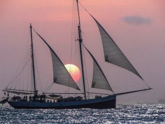 Захід сонця з вітрильника