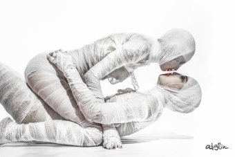 Arte digitale "Mummie innamorate: il segreto delle bende bianche", artista digitale VLADIMIR ATAPIN alla Jose Art Gallery