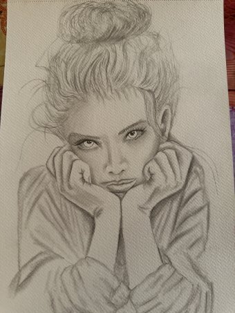 Croquis de portrait aux yeux verts intenses