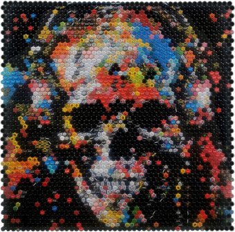 Dead Music Monkey: Абстрактный портрет из бутылочных крышек