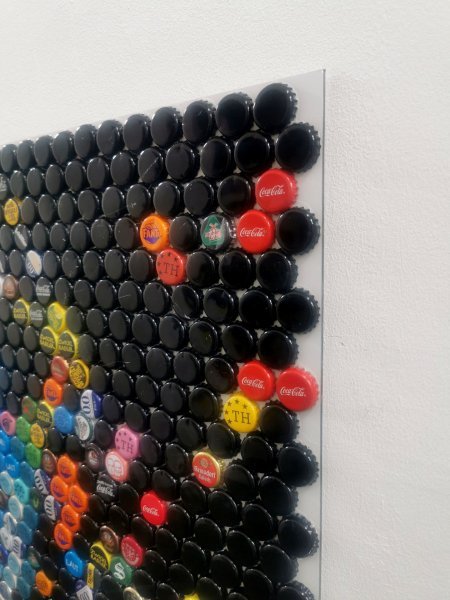 Imagen adicional 1: Abstracción Retrato Escultura "Dead Music Monkey: Retrato abstracto de tapas de botellas", escultor Henning Leuschner Mezcla 