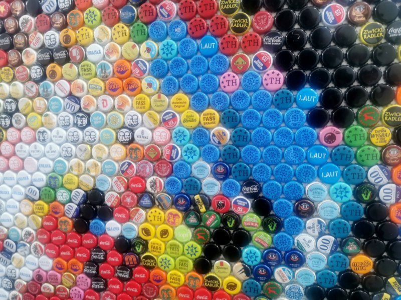 Imagen adicional 2: Abstracción Retrato Escultura "Dead Music Monkey: Retrato abstracto de tapas de botellas", escultor Henning Leuschner Mezcla 