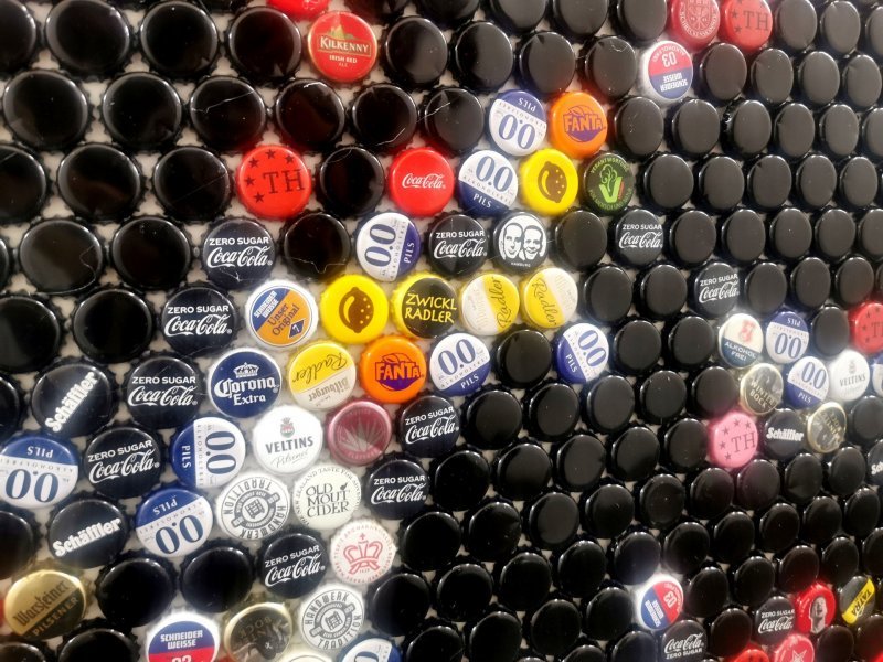 Imagen adicional 4: Abstracción Retrato Escultura "Dead Music Monkey: Retrato abstracto de tapas de botellas", escultor Henning Leuschner Mezcla 