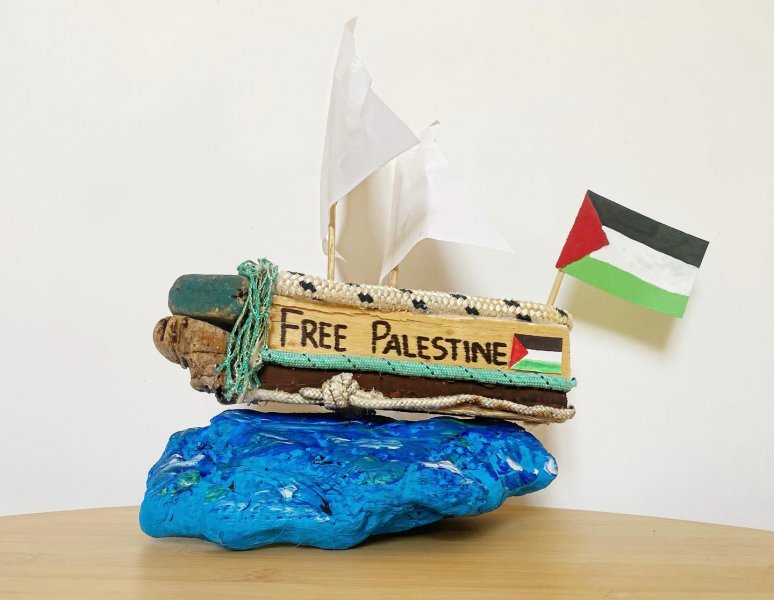 Modern History Sculpture FREE PALESTINE: Hope and Resilience by sculptor Legno alla Deriva Wood 