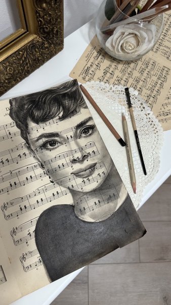 Image supplémentaire 3: Réalisme Portrait Graphique "Audrey Hepburn Art au fusain vintage", illustrateur Julia Shilo charbon papier 