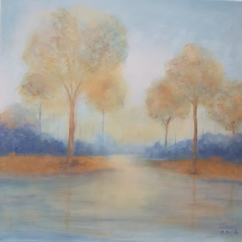 Золотой восход солнца, отраженный в воде