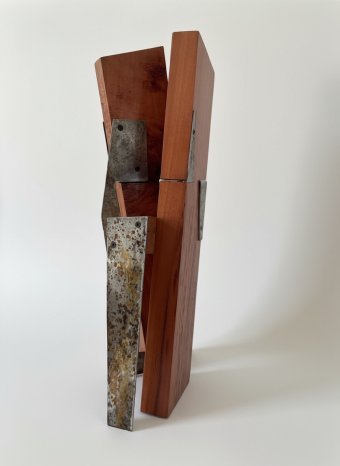 Escultura "Trilogia do Sul: Escultura das Florestas do Sul", escultor Gabriel Donoso Madeira na Jose Art Gallery