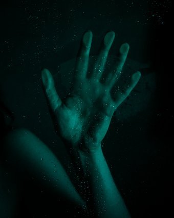 Fotografia "Mokra Dłoń. Krople i Kolory Zieleni", fotograf Visualpoet w Jose Art Gallery