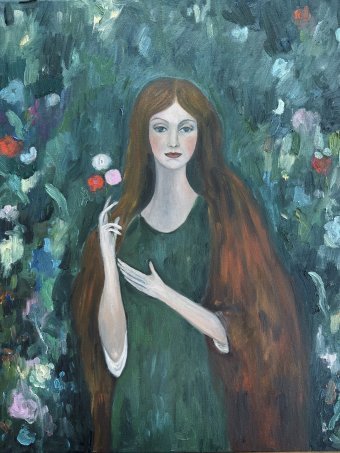 Femme rousse dans la forêt