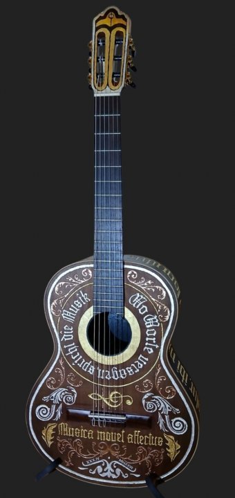 Scultura "Chitarra con oro vero", scultore Valentin Kern Materiale prezioso alla Jose Art Gallery
