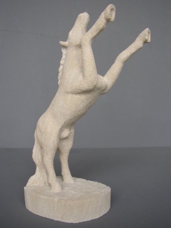 Скульптура "Сучасний кінь, що стоїть", скульптор Sculi Камінь в Jose Art Gallery